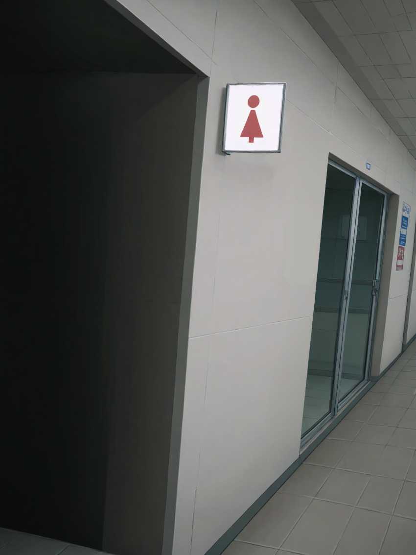 【エロ同人】ギャルさん「ここでシコシコしてもいーよ♥」クラスのギャルさんにトイレで見抜きさせてもらったw【ギャルの猫又さんで見抜き&えっち】