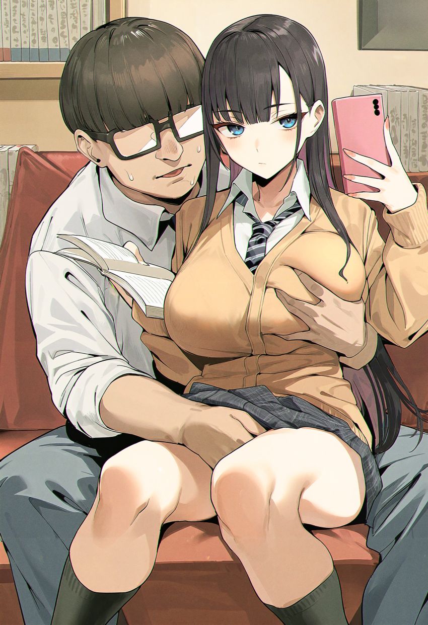 【画像】スマホいじりながらキモオタさんに身体をいじられるJKさん