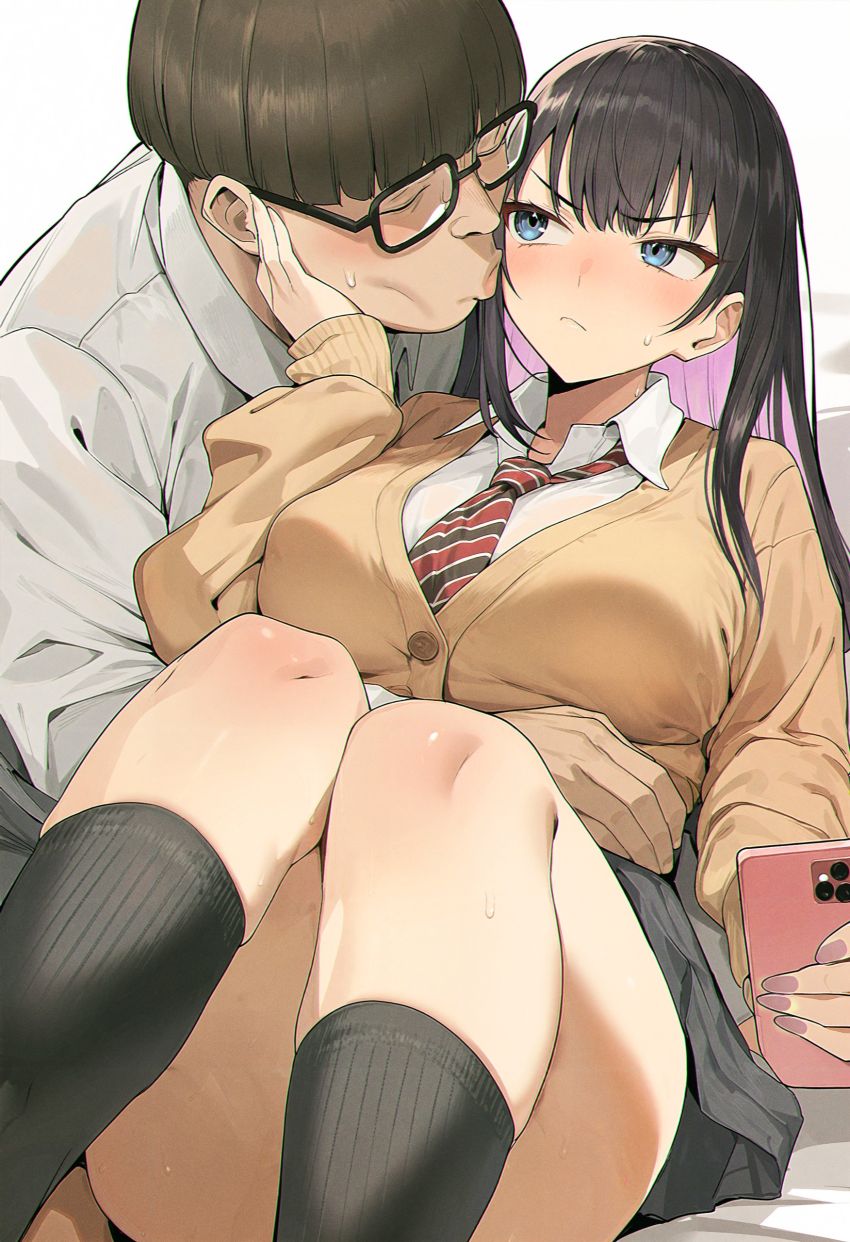 【画像】スマホいじりながらキモオタさんに身体をいじられるJKさん