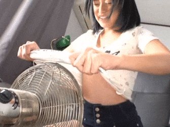 無邪気な笑顔で胸チラ…姪っ子の可愛い乳首に大興奮！叔父さんが狂ってしまう中出しGIF画像