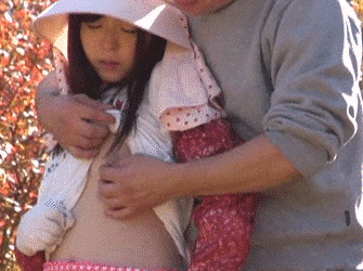 農作業を手伝う幼い娘に中出しするお父さん…ど田舎農家の野外近親相姦GIF画像 