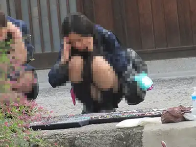 無防備な女子高生たちが可愛い…街中でがっつりパンツが見えちゃったハプニングエロ画像