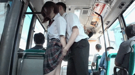 女子高生が痴漢してきたオヤジを連れ出し説教射精させる逆レイプGIF画像