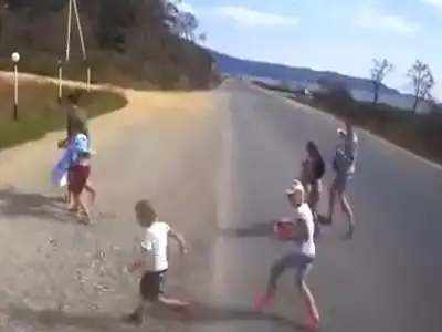 【閲覧注意】家族6人「みんなで道路渡ろうか！」⇒ 鬼畜すぎるトラック運転手に破壊される