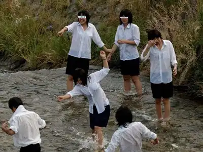  まだ子供なくせにセクシー！！薄いブラウスでブラジャーまる見え…夏服女子高生の透けブラエロ画像 