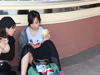 遭遇したら嬉しくなるハプニング的パンチラ…無自覚な女の子の股間がむちゃくちゃエロい街撮りエロ画像