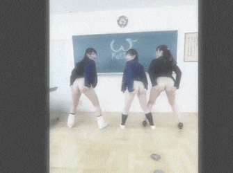 日本の女子高生4人が卒業式でア○ル丸出しになる動画、海外でアウトすぎると話題に