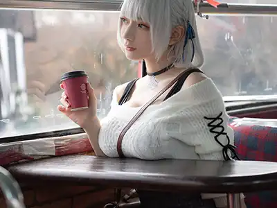 【画像】机におつぱい置くの、リアルだと違和感しかないwwwwwwwww