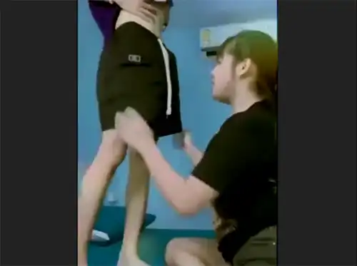 【動画】ドスケベお姉ちゃん、弟のチ●ポ咥えてたら射精してしまいビビるｗｗｗｗｗｗ