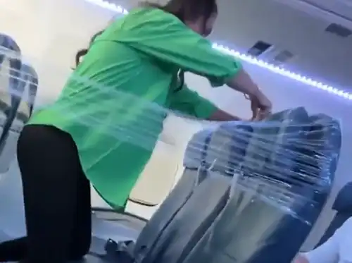 
【悲報】女さん、飛行機の座席で「巣」を作り始めて周りを困惑させてしまうｗｗｗｗｗｗｗｗｗｗ