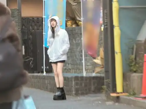この後、オイルヌルヌルSEXをするパーカー女子アヤネちゃん 