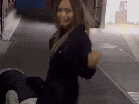 【動画あり】陽キャ女子、駅前で突然脱ぎ始めてイイ身体をタダで見せてしまうｗｗｗ