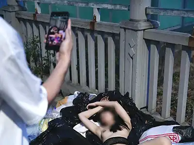 通行人「ゴミ捨て場に明らかにレ●プされた直後の美女が捨てられてたんだが…」⇒ パシャ