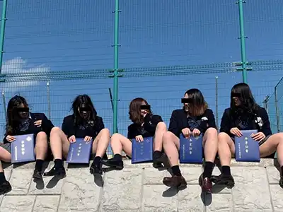  【画像】M字開脚でお股開く制服女子がエロすぎるｗｗｗｗｗｗｗｗ