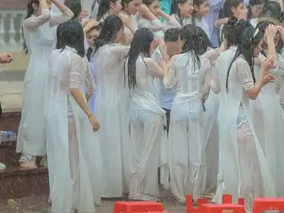 【画像あり】 ベトナムの女学生、大雨で下着が…エッッッッッッッッッッッッッ！