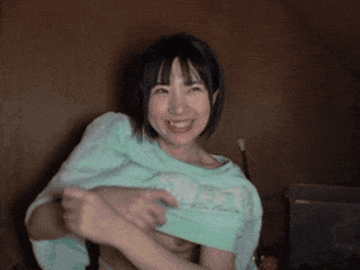小さなおっぱいに勃起がとまらない…無防備に胸チラぽろりに理性崩壊する着衣セックスGIF画像