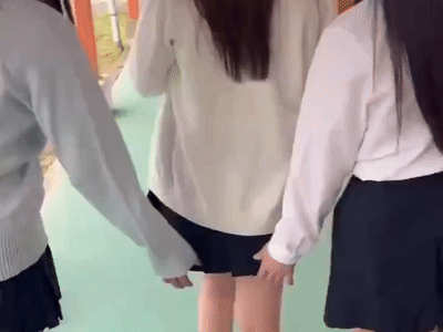 【動画あり】学校で一番可愛いと評判の美少女、友達にスカートめくりされてスケベパンツ公開ｗｗｗ