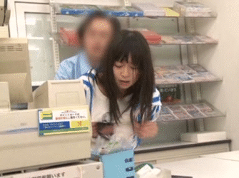 主婦がパート先でセクハラされる一部始終…田舎のコンビニじゃよくある寝取られGIF画像