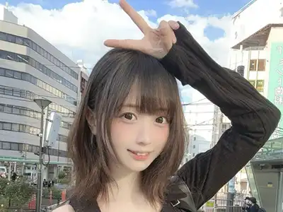 【画像あり】大塚駅前で巨乳美女がドスケベパイパイを見せる