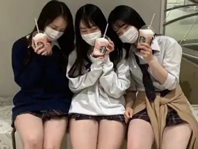 【画像】エッッなJK3人、スタバでエッッな太ももを盛大に晒してしまうwwwwwwwwww