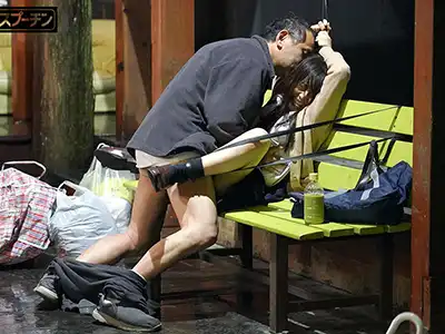 利尿剤を飲ませられた野ション中の女子高生を襲撃して尿意我慢の恥じらい大失禁!