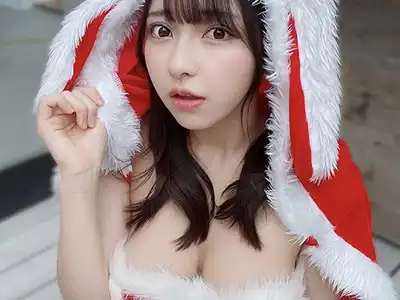 エロ可愛いサンタのコスプレをしてクリスマスを盛り上げる美女たち