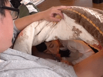 こたつの中でオナニーしていた彼氏の弟を見た女の子が痴女化！？背徳感に燃える中出しGIF画像