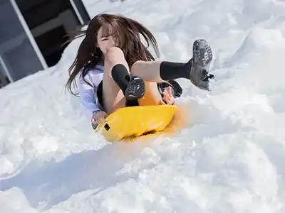 【画像】JKがスカートをはいてソリで雪遊びをした結果wwww
