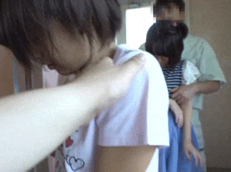 近所の公園が修羅場…公衆便所で女児にイタズラ!?恐怖で逃げられない少女に中出しレイプGIF画像