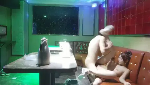 【盗撮動画】男女さん、カラオケボックスで激しめのセックスを楽しんでしまう・・