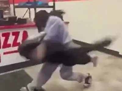 【衝撃映像】JKを皆でいじめようとする → そのJKが総合格闘技の選手だった結果ヤバい事になる