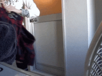 団地の非常階段でイタズラされる女の子の様子がヤバい…ガチで存在してそうな変態おじさんの中出しGIF画像