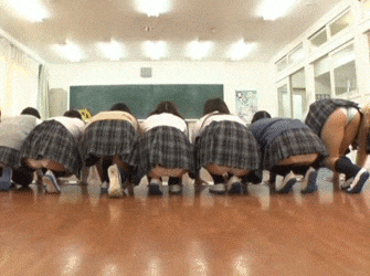 掃除中の女子高生たちはパンチラしまくり…勃起しちゃう男子を襲う中出し痴女セックスGIF画像