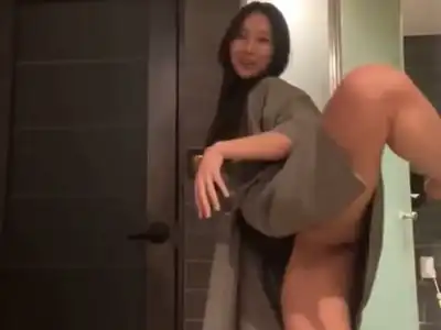 【放送事故】生配信で足上げを披露した素人女子さん、角度を間違えてマ●コがモロ見えしてしまうｗ