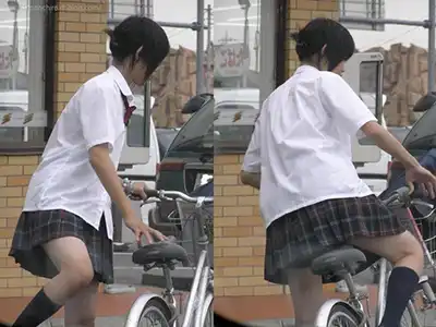 自転車を乗り降りしてしてる女子高生は超無防備！パンツまる見えのハプニングエロ画像 